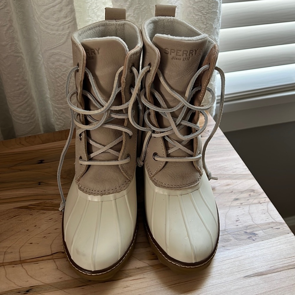 Sperry Women's Cream and Tan Winter Boots